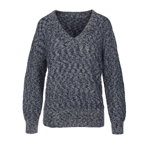 Grijze flamé jaarpullover met V-hals op een witte achtergrond.