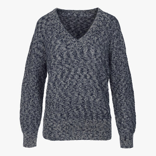Grijze flamé jaarpullover met V-hals op een witte achtergrond.
