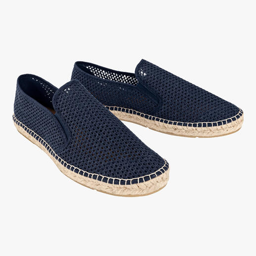 Donkerblauwe zomer-slippers van netmateriaal, als paar.