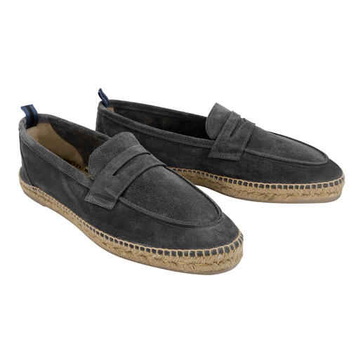 Twee grijze zomer moccasins met gevlochten zool