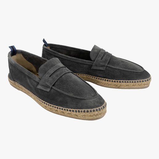 Twee grijze zomer moccasins met gevlochten zool