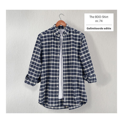 The BDO-shirt, Limited Edition No. 74 Geverfd shirt in marine en wit aan een houten hanger
