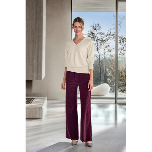 creme Vrouw met brede corduroy broek in bordeaux en V-trui