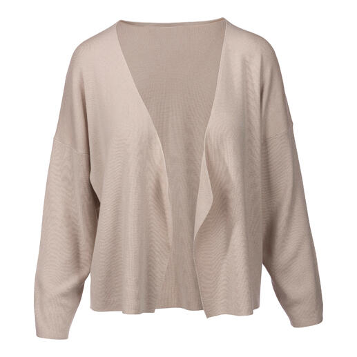 Beige waterfall cardigan op een witte achtergrond, open en los.
