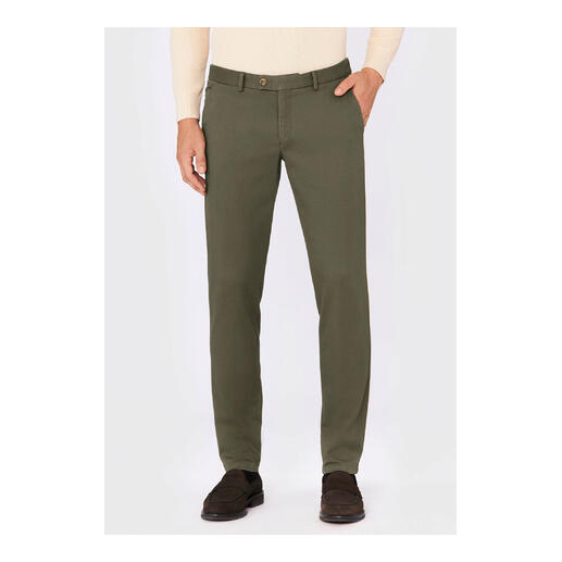 olijf Hiltl Premium Chino in olijfgroen, staand