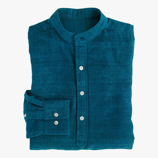 Handgeweven zijde kurta in turquoise op een witte achtergrond, opgevouwen.
