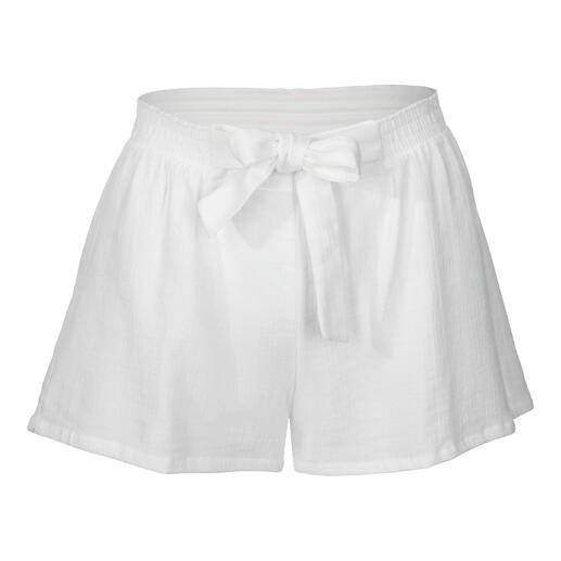 Witte Novila Musselin shorts met strik op een lichte achtergrond.