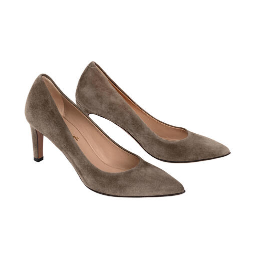 Twee donkere soft pumps met spitse ontwerp en gemiddelde hak.