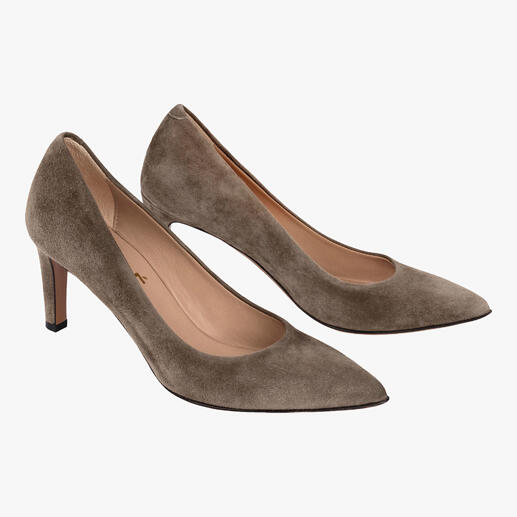 Twee donkere soft pumps met spitse ontwerp en gemiddelde hak.