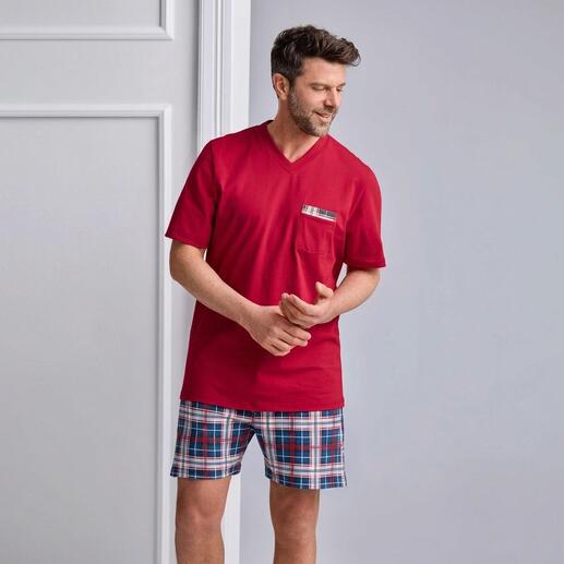 Man draagt een rode pyjama met blauwe en witte geruite shorts.