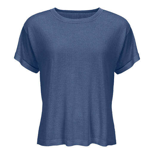 Fjordblauw zijdecrepe shirt, plat op een witte achtergrond.