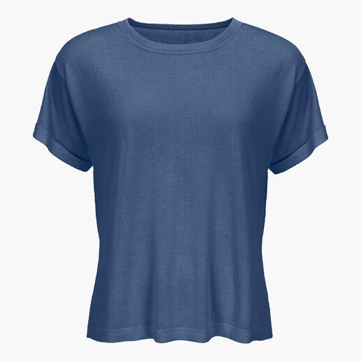 Fjordblauw zijdecrepe shirt, plat op een witte achtergrond.
