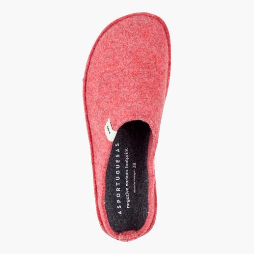 Rode pantoffels met platte, flexibele zool.