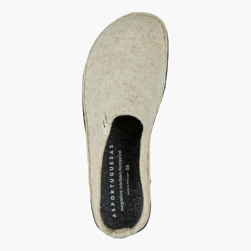 Beige pantoffels van vilt met platte, flexibele zool.