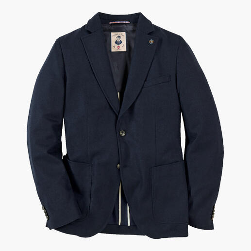 Navy kleurige blazer op een witte achtergrond