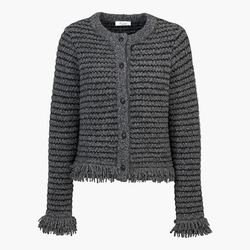 Vooraanzicht van de merino-yak brei-jack die open wordt gedragen.