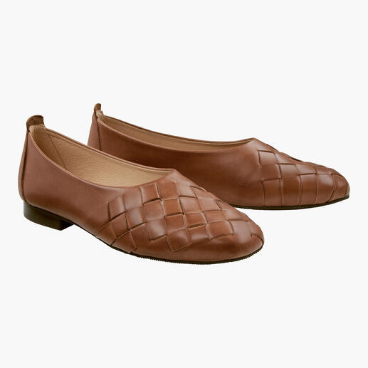 Twee OCONI ballerina's in cognac naast elkaar