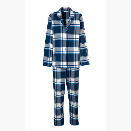 Gestreepte flanellen pyjama voor dames op een witte achtergrond.