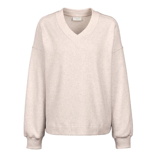 Beige trui met V-halslijn op een witte achtergrond.