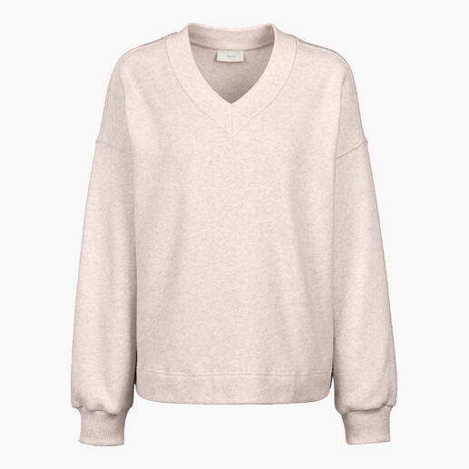 Beige trui met V-halslijn op een witte achtergrond.