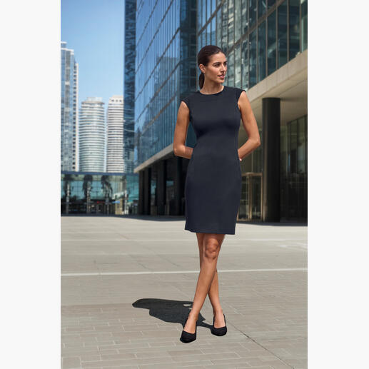 Voorkant van een zwarte jurk met ronde hals.