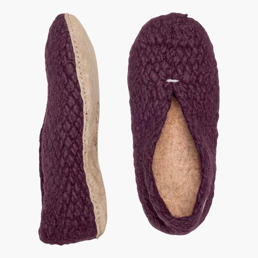 Voorkant- en zijaanzicht van de Woolfit Kirgizische slippers in rood.