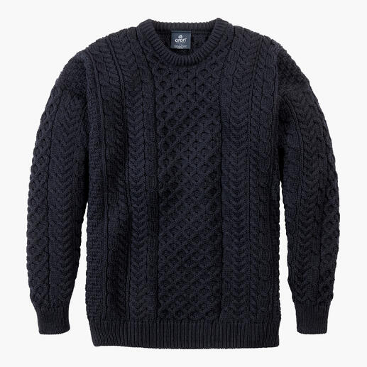 Marineblau Merino-Aran-trui op een witte achtergrond.