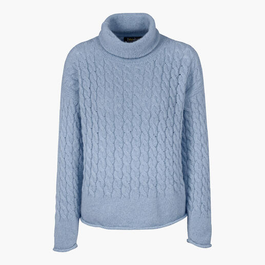 Lichtblauwe baby-alpaca kabeltrui met hoge kraag.