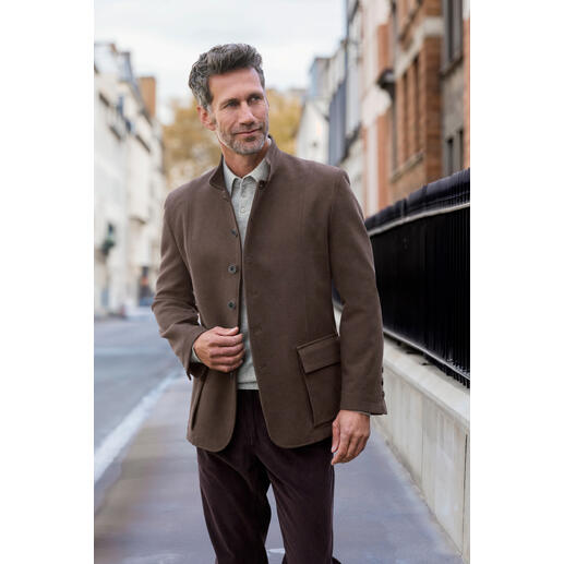 Man in bruine Fashion Charts moleskin jacko maat 48