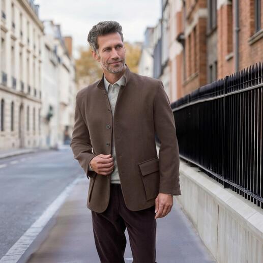 Man in bruine Fashion Charts moleskin jacko maat 48