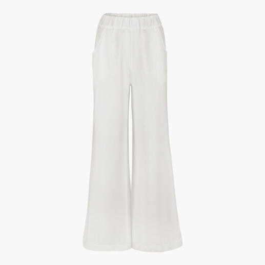Witte twillbroek op een witte achtergrond