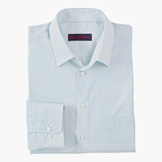 Merino-zijden overhemd in blauw-ecru, gevouwen en op een tafel gelegd.