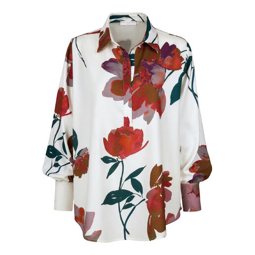 Blouse in crème met kleurrijk bloemenpatroon en losse mouwen.