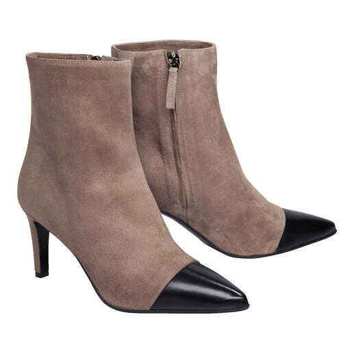 Bicolor enkelboot in camel en zwart, afbeelding van beide zijden.