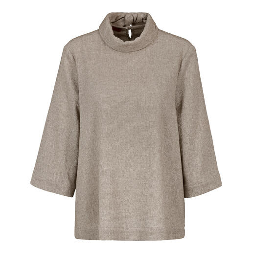 Grijze crinkle wol blouse met hoge kraag en mouwinzet.