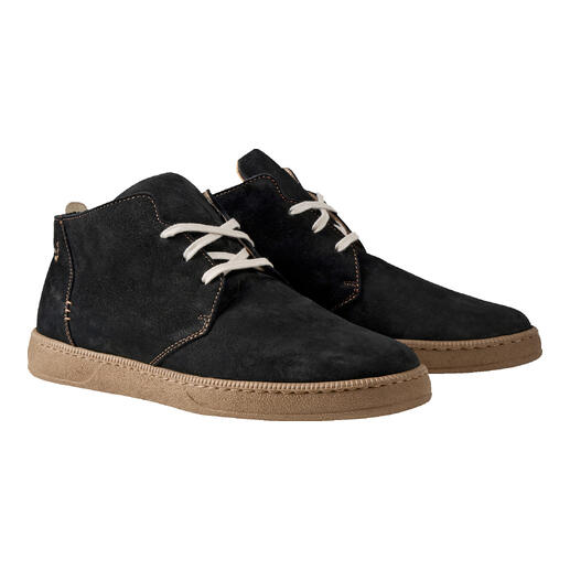 Zwarte ultralichte chukka schoenen met lichte veters op een neutrale achtergrond.