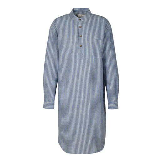 Blauw Ecru-nachthemd met gestreept patroon en knopen.