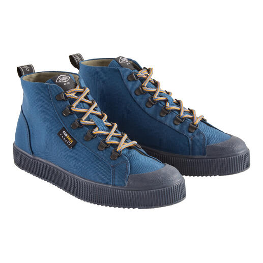 Marineblau Cordura sneakers inpaar op een witte achtergrond