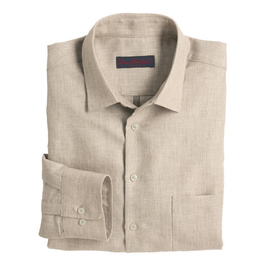 Sandkleurige hennep-merino overhemd, gevouwen met klassieke kraag.