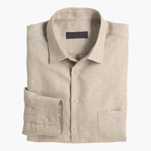 Sandkleurige hennep-merino overhemd, gevouwen met klassieke kraag.