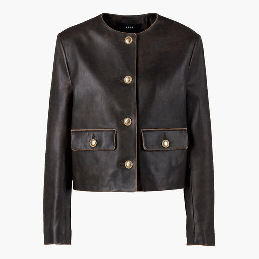 Arma vintage leren couturejas Boxy model, ronde hals, fijn lamsleer met vintage randen, goudkleurige knopen. Bruine vintage leren jas met knopen en zakken.