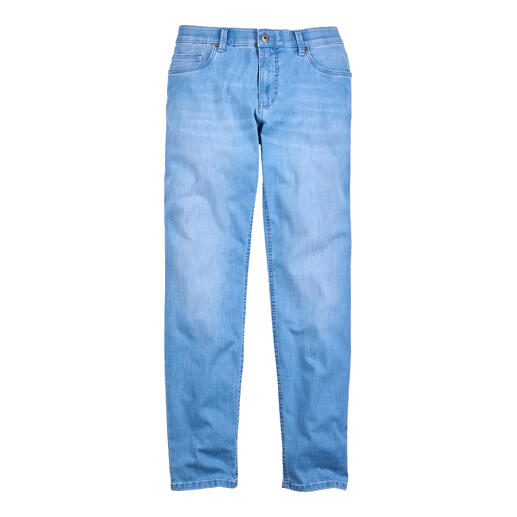 Lichtblauwe zomerjeans met rechte pasvorm in vooraanzicht.