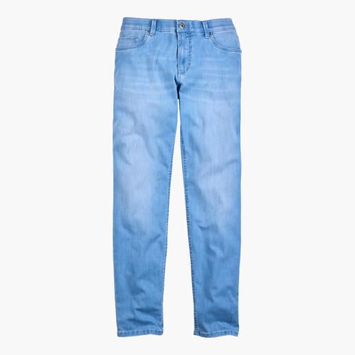 Lichtblauwe zomerjeans met rechte pasvorm in vooraanzicht.