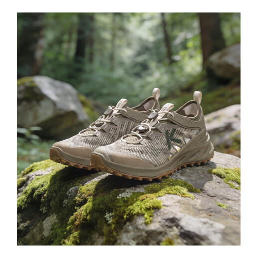 Keen hybride sneaker in beige op een witte achtergrond.