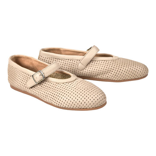 Geperforeerde Mary Janes in beige met bandje.