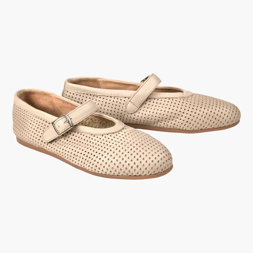 Geperforeerde Mary Janes in beige met bandje.