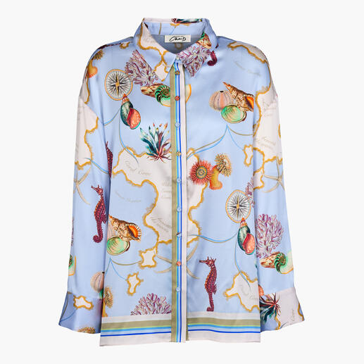 Zijde-stretch blouse met kleurrijke maritieme print op een witte achtergrond.