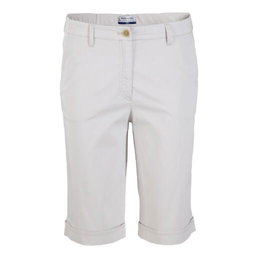 Vooraanzicht van de pearl grey bermuda, elegant en casual voor de zomer.
