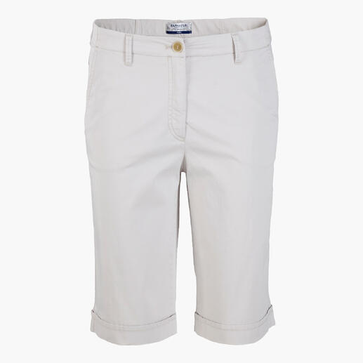 Vooraanzicht van de pearl grey bermuda, elegant en casual voor de zomer.