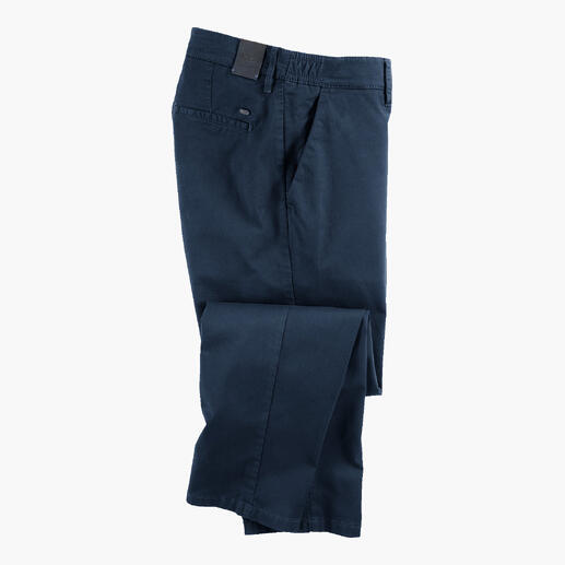 Donkerblauwe chino broek in gevouwen positie, een kant toont de zakken.
